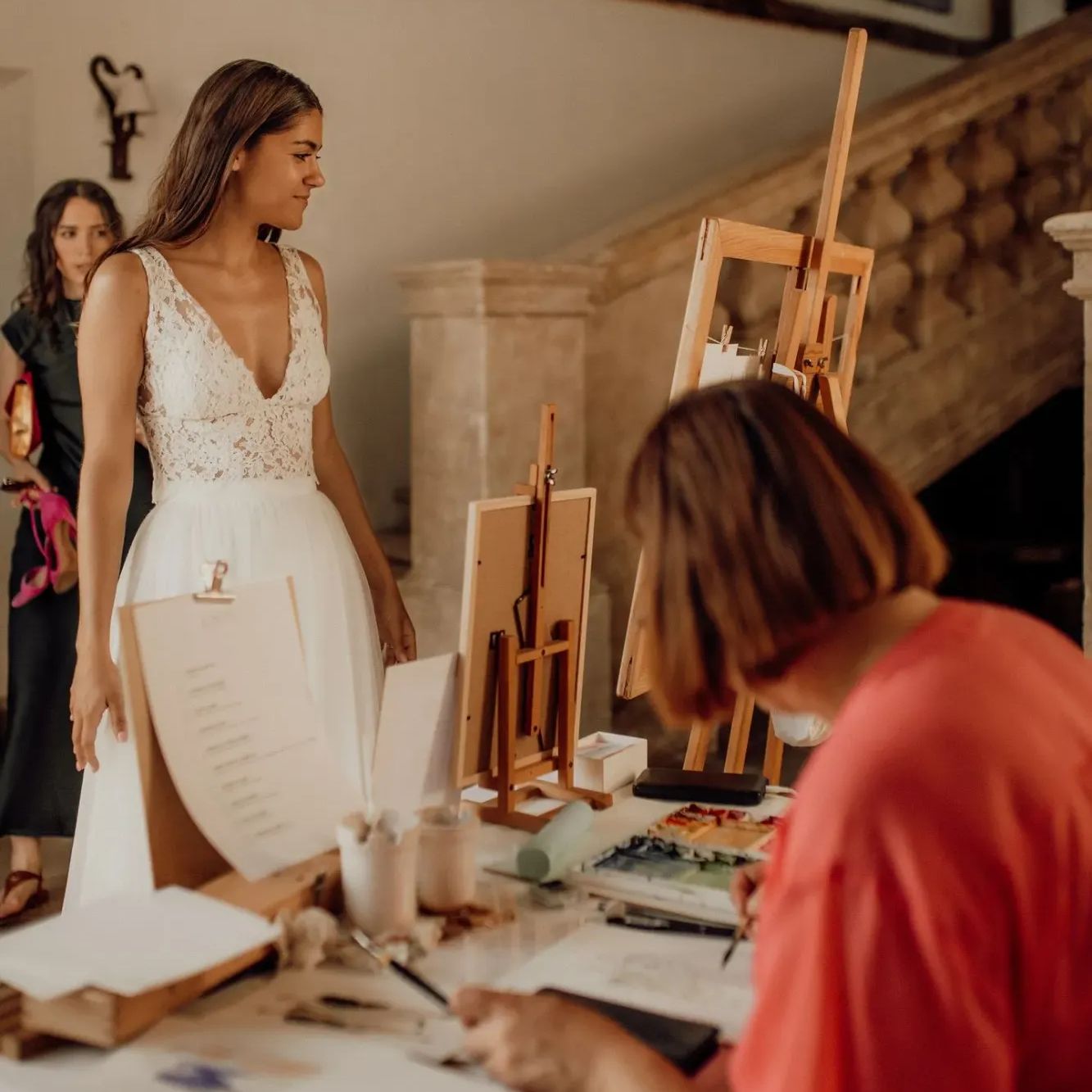 Présentation d'une prestation de portraits aquarellés en direct lors d'un mariage dans un château près de Bordeaux.