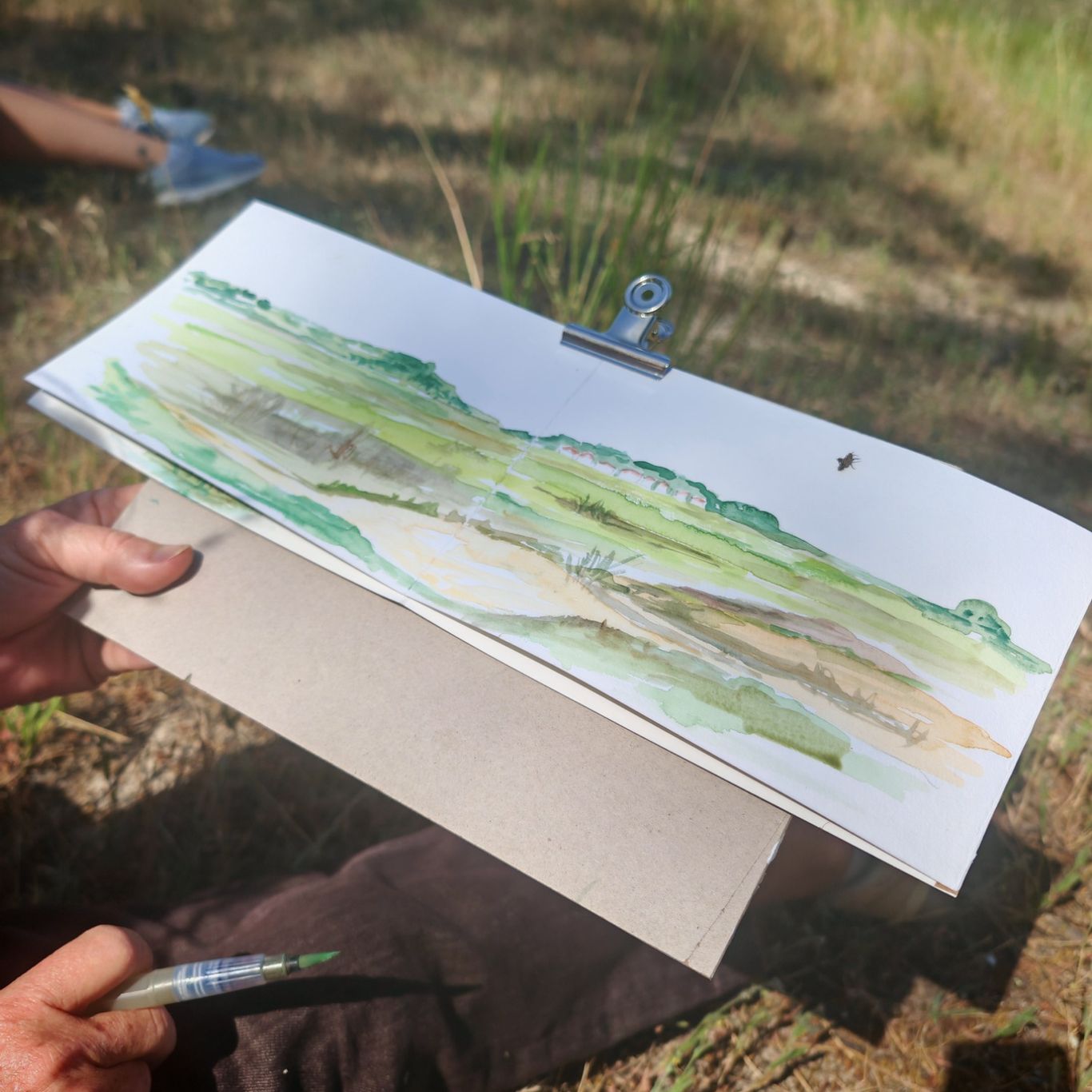 Atelier carnet de voyage en extérieur à Pessac : moi guidant des élèves pendant qu’ils dessinent