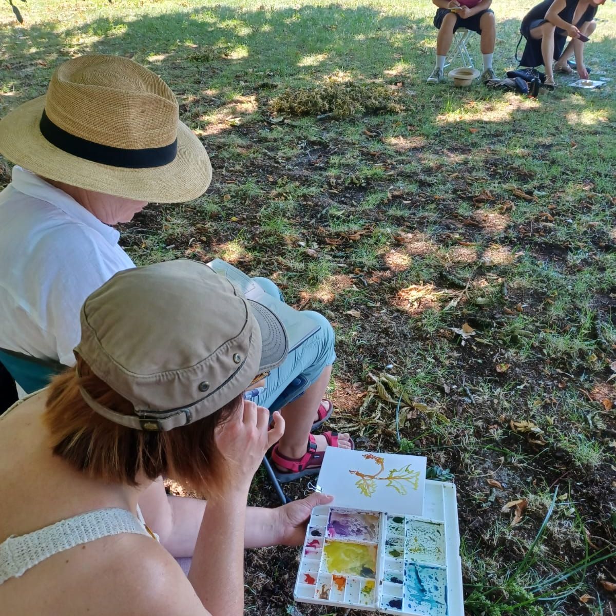 Atelier carnet de voyage en extérieur à Pessac : moi guidant des élèves pendant qu’ils dessinent