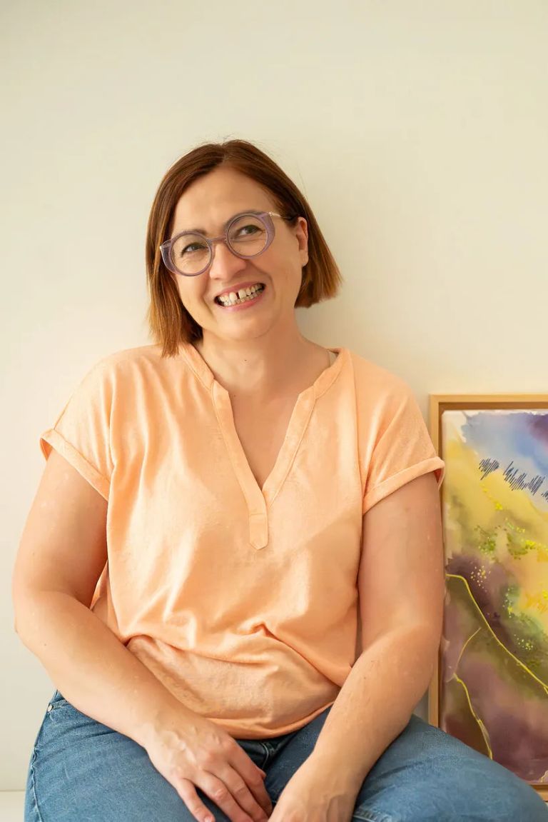Œuvre artistique mêlant aquarelle et fil brodé, cartographie d’un paysage fragile, destinée aux galeries et commissaires d’expositions