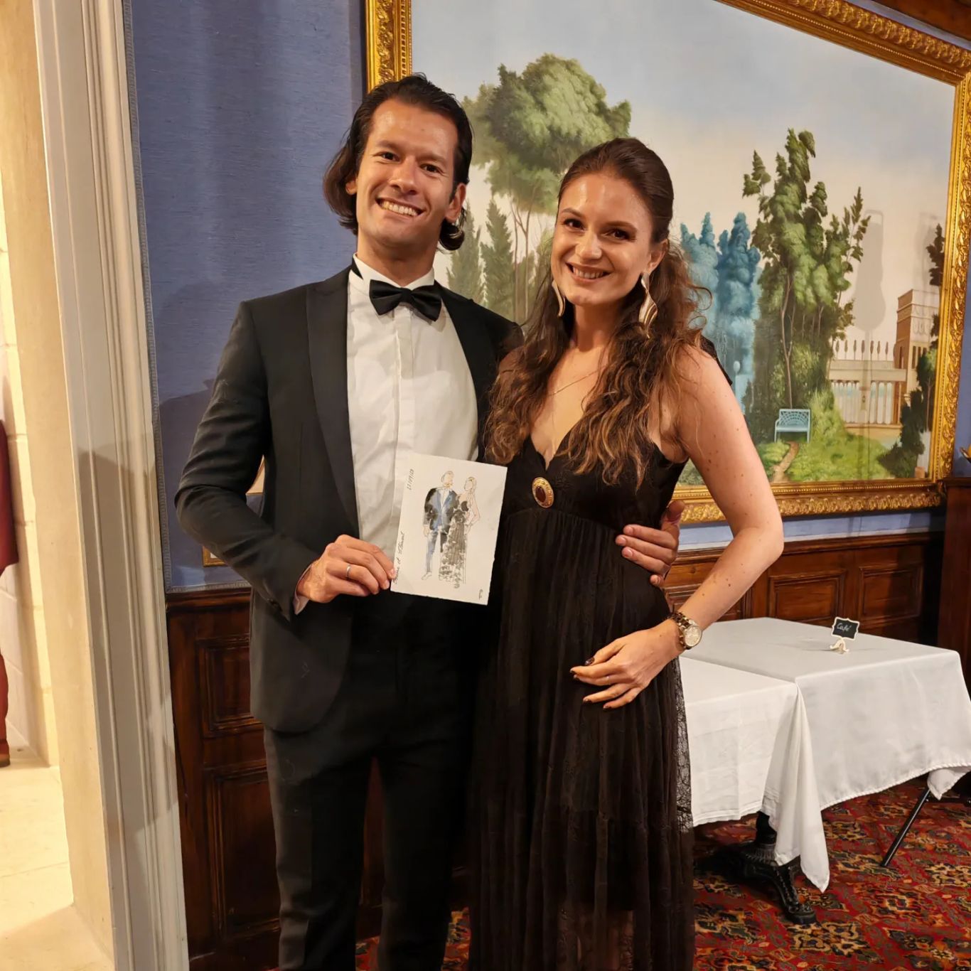 Illustration de couple peinte sur le vif pendant un événement privé, remise aux invités comme souvenir artistique.
