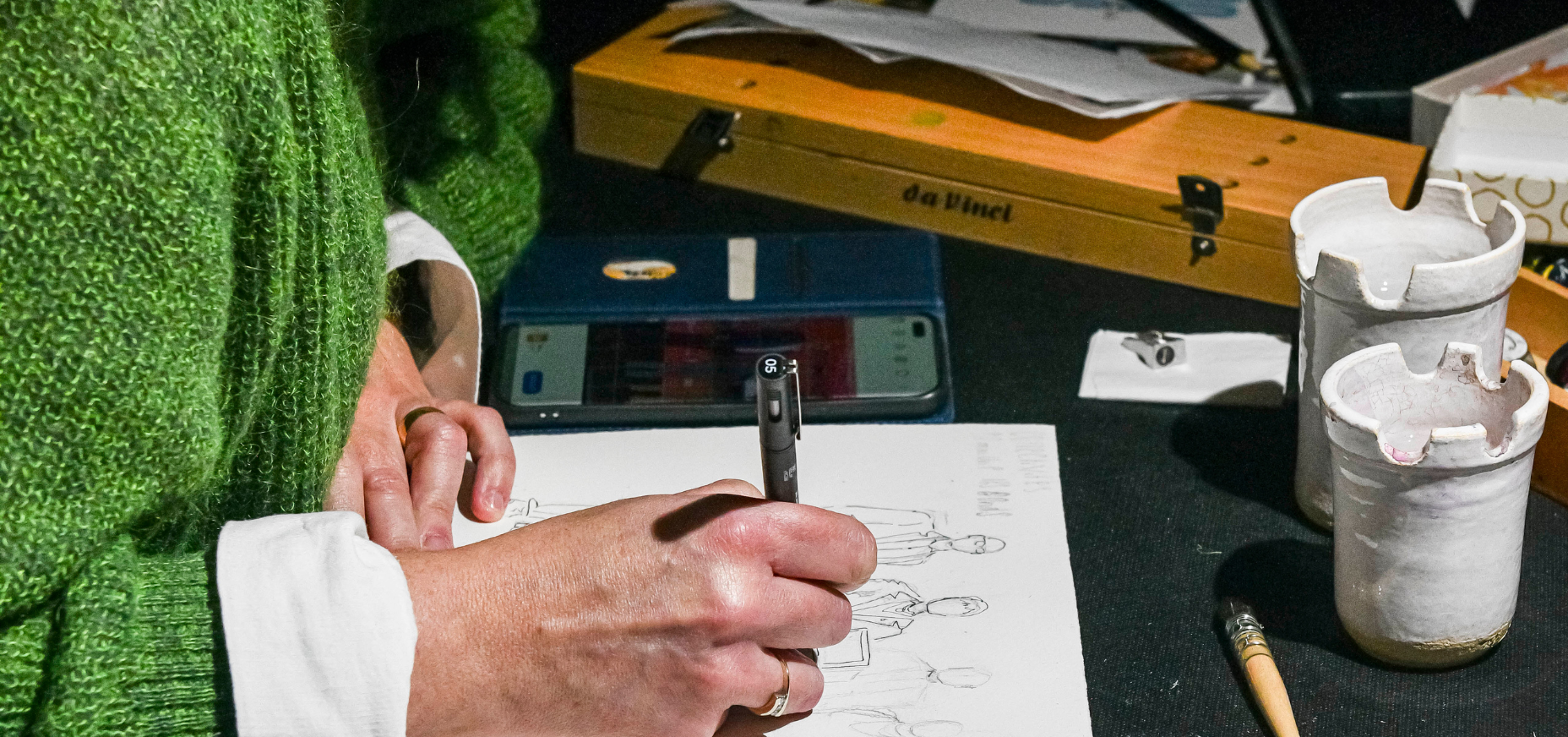 Audrey, artiste aquarelliste, en train de peindre en live painting lors d'un événement