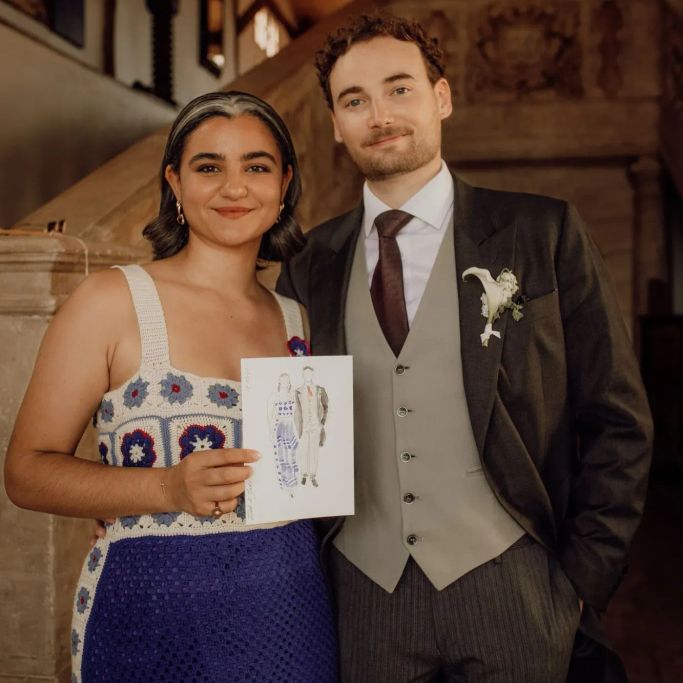 Invités découvrant leur portrait personnalisé réalisé à l'aquarelle lors d'une réception de mariage dans un château bordelais.