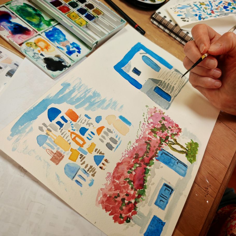 Main d’une élève dessinant une feuille au stylo sur une aquarelle lors d’un atelier créatif à Pessac